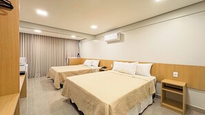 Laptop workspace, blackout curtains, iron/ironing board, free WiFi - Hotel Garvey   Joelflats (Brasília)