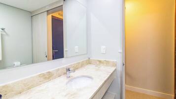 Studio Supérieur, vue ville | Salle de bain | Douche, articles de toilette gratuits, sèche-cheveux