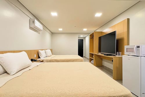 Estudio Premium, 2 camas Queen size, vista a la ciudad | Espacio para trabajar con laptop y cortinas blackout
