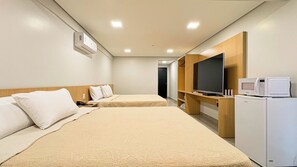 Studio Premium, 2 grands lits, vue ville | Espace de travail pour ordinateur portable, rideaux occultants