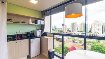Studio Supérieur, vue ville | Cuisine privée | Mini réfrigérateur, micro-ondes, nécessaire de nettoyage