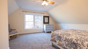 3 bedrooms, desk, iron/ironing board, WiFi - Mountain View Retreat Near Downtown AVL! (Asheville)