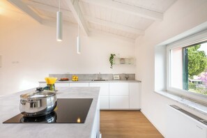 Geladeira, micro-ondas, fogão, cooktop