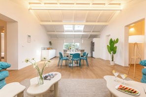 Un interior moderno con comedor, cocina y sala de estar.