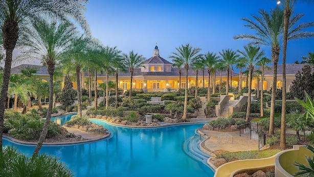A resort with a swimming pool, palm trees, and a building with a dome. - 4Bd 3Ba, (2 Primary), 8.7m to Disney, No Resort Fees! (Davenport)