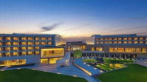 Indoor pool, seasonal outdoor pool, pool umbrellas - Beidaihe Resort, Vignette Collection By Ihg (Qinhuangdao)