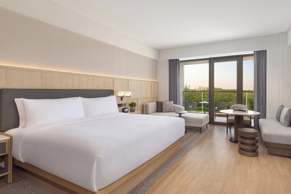 Chambre Standard, 1 très grand lit (Forest View) | Couette en duvet, minibar, coffre-fort, bureau