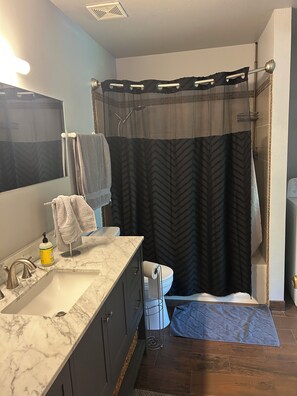 Towels, soap, toilet paper - Cute 2 bedroom condo, centrally located in Boise (Boise)