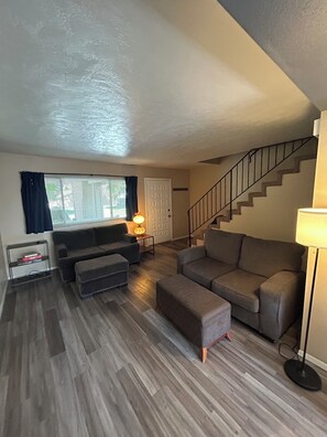 Living area - Cute 2 bedroom condo, centrally located in Boise (Boise)