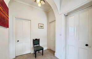 Interior - The Hollies, 5 bedrooms, sleeps 15, contractors, family & friends togethers (Retford)