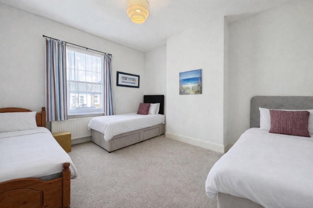 5 bedrooms, iron/ironing board, WiFi, bed sheets