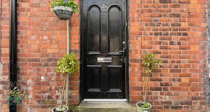 The Hollies, 5 bedrooms, sleeps 15, contractors, family & friends togethers
