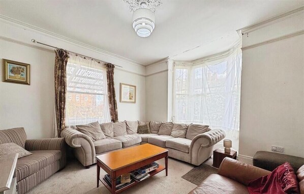 Living area - The Hollies, 5 bedrooms, sleeps 15, contractors, family & friends togethers (Retford)