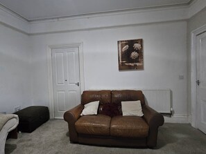 Living area - The Hollies, 5 bedrooms, sleeps 15, contractors, family & friends togethers (Retford)