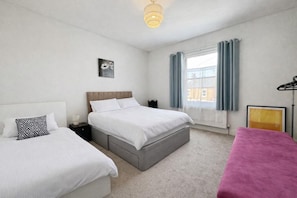 5 habitaciones, tabla de planchar con plancha, wifi y ropa de cama