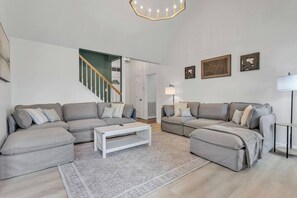 Living area - Sleeps 10, Putt Putt Course, Arcades & Cul-de-sac (Spring Hill)