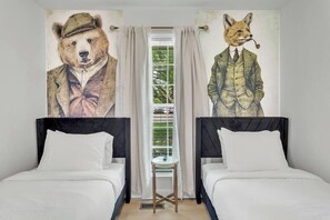 Schreibtisch, BĂŒgeleisen/BĂŒgelbrett, Reisekinderbett, WLAN