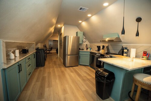 Quaint 1-bedroom studio with AC in charming Arcola in quiet neighborhood.