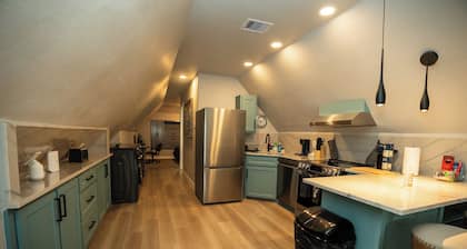 Quaint 1-bedroom studio with AC in charming Arcola in quiet neighborhood.