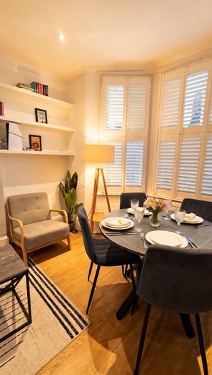 Dining - NEW! 2 Bedroom Flat | Free Parking + PS5 + Games | Prime Richmond | Station (Richmond)