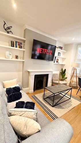NEW! 2 Bedroom Flat | Free Parking + PS5 + Games | Prime Richmond | Station