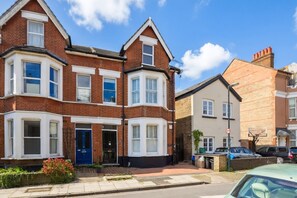 Exterior - NEW! 2 Bedroom Flat | Free Parking + PS5 + Games | Prime Richmond | Station (Richmond)