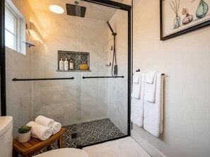 Shower, hair dryer, bidet, towels - Tremont Retreat - Private Parking 3 Mins from DT (Cleveland)