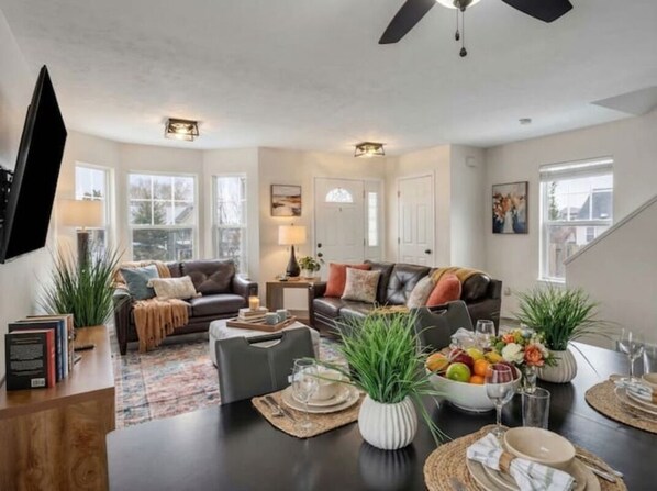 Interior - Tremont Retreat - Private Parking 3 Mins from DT (Cleveland)