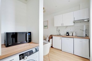 Apartamento | Cozinha privada | Geladeira, micro-ondas, cooktop, lava-louças