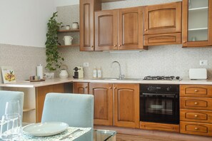 Wasserkocher mit Kaffee-/Teezubehör, Kühlschrank, Mikrowelle, Ofen