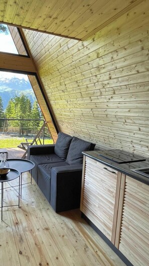 Living area - Tranquil 2-bedroom cottage in Hatsvali, Mestia with a view on Ushba’s twin peaks (მესტია)