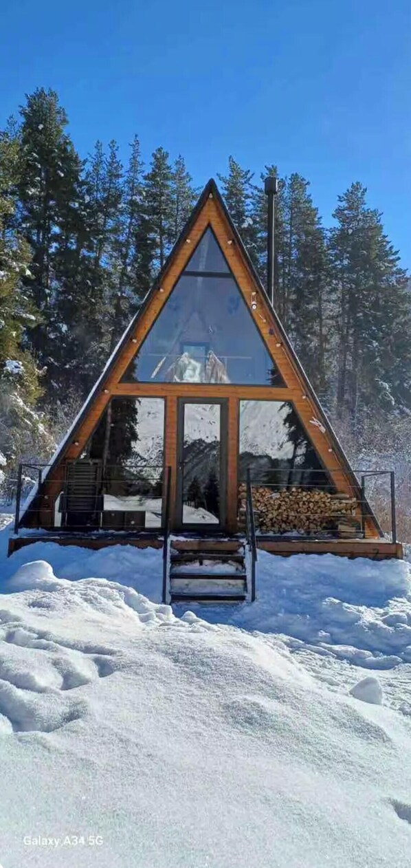 Exterior - Tranquil 2-bedroom cottage in Hatsvali, Mestia with a view on Ushba’s twin peaks (მესტია)