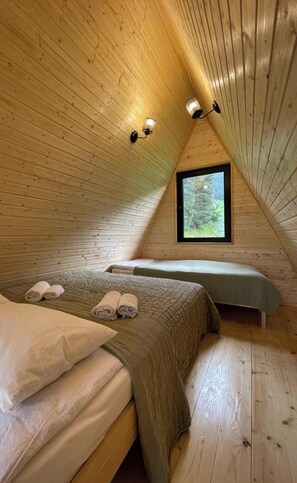 Room - Tranquil 2-bedroom cottage in Hatsvali, Mestia with a view on Ushba’s twin peaks (მესტია)