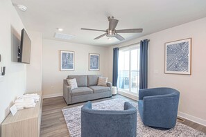 TV, offices - Coastal Townhome with 2 Pools & Gym (Berlin)