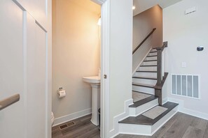 Eine Treppe mit Holzboden und Geländer, die zu einer oberen Etage führt.