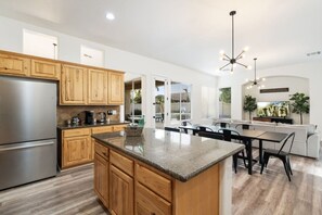 Interior - The Thirsty Cactus: Spacious Oasis Pool & Spa (Chandler)