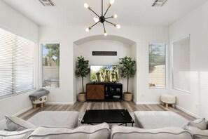 TV, video games, ping pong, stereo - The Thirsty Cactus: Spacious Oasis Pool & Spa (Chandler)