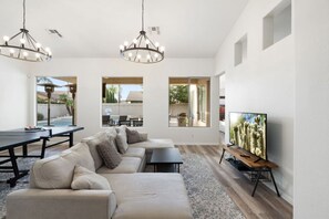 TV, video games, ping pong, stereo - The Thirsty Cactus: Spacious Oasis Pool & Spa (Chandler)