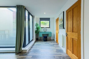 Interior - Luxury Coastal Room - Penarth (Vale of Glamorgan)