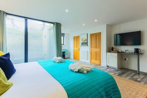 1 bedroom, iron/ironing board, WiFi, bed sheets - Luxury Coastal Room - Penarth (Vale of Glamorgan)