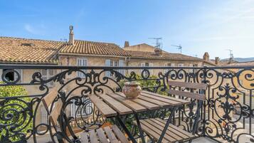 Apartment | Outdoor dining