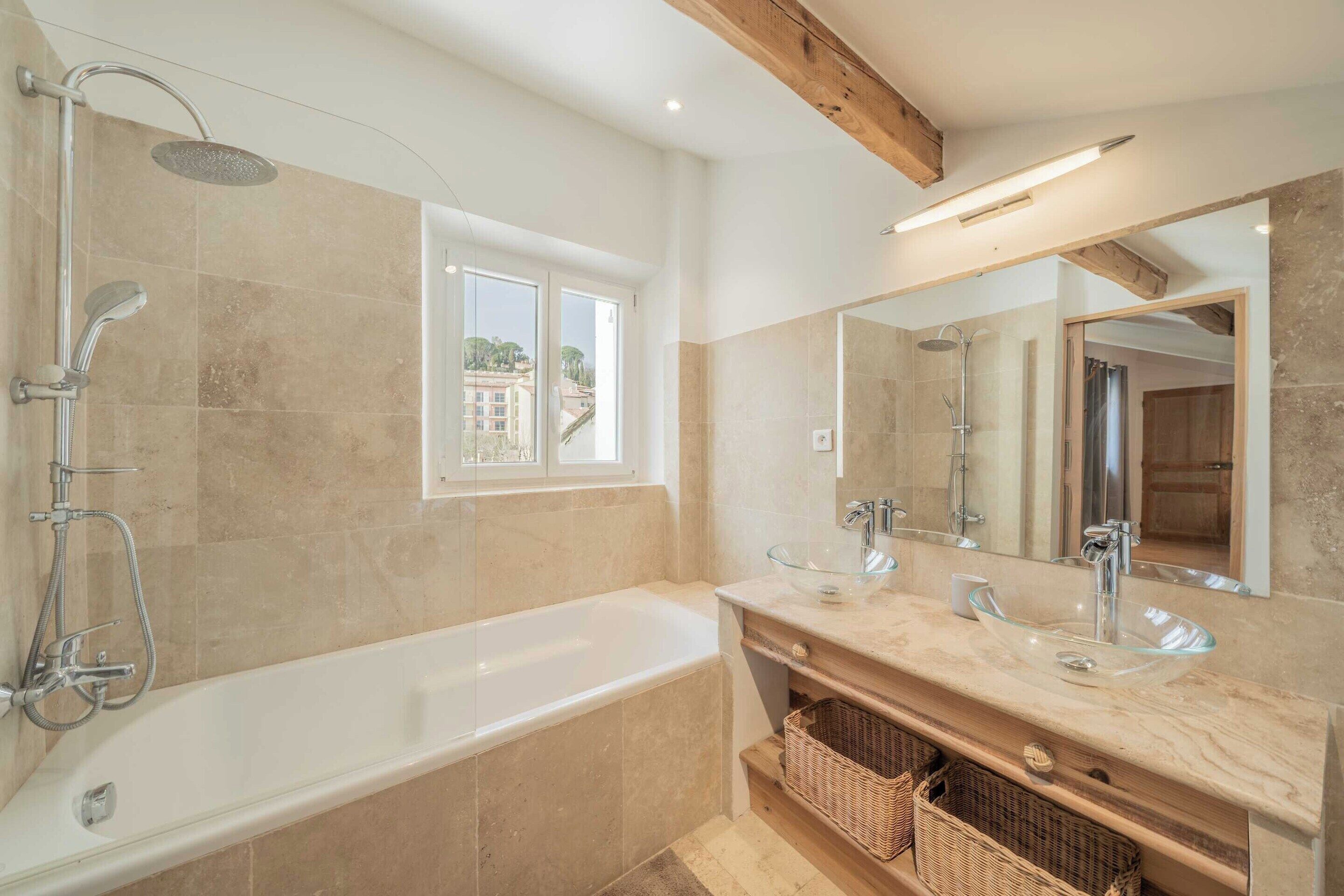 Apartment | Bathroom | Bathtub, towels, shampoo