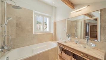 Apartment | Bathroom | Bathtub, towels, shampoo