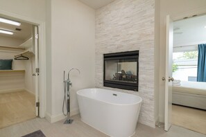 4 bedrooms, desk, iron/ironing board, travel cot - Fireplace, Workspace + Sleeps 8 - Downtown Dallas (Dallas)