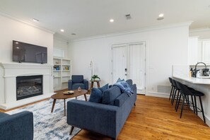 Smart TV, fireplace - Fireplace, Workspace + Sleeps 8 - Downtown Dallas (Dallas)
