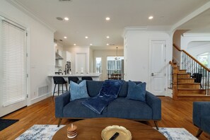 Smart TV, fireplace - Fireplace, Workspace + Sleeps 8 - Downtown Dallas (Dallas)