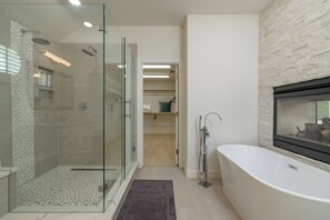 Shower, hair dryer, towels, soap - Fireplace, Workspace + Sleeps 8 - Downtown Dallas (Dallas)