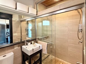 Hair dryer, towels, soap, toilet paper - New Listing. A short walk to the beach. (Provincetown)