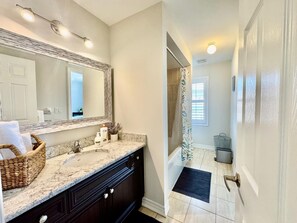 Hair dryer, towels, soap, shampoo - Elegant Spacious Retreat • 15 mins from YYZ. (Brampton)