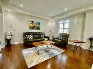 Smart TV - Elegant Spacious Retreat • 15 mins from YYZ. (Brampton)